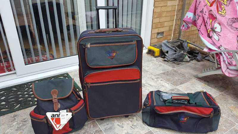 039COLOURS BY ANTLER039 LUGGAGE SET SUITCASE WITH MATCHING RUCKSACK PLUS MATCHING HOLDALL.