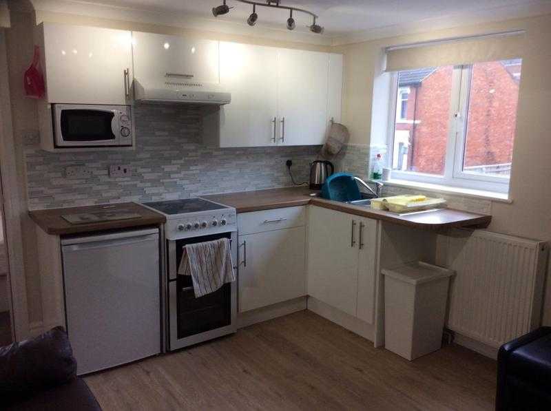 1 Bed Flat, all bills included. Available 1st April.
