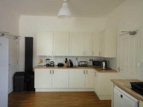 1 Bed Studio - Available NOW - HUDDS - MOVE IN TODAY