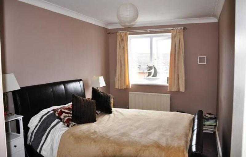 1 Bedroom Flat, Chapel Road, Redhill RH1