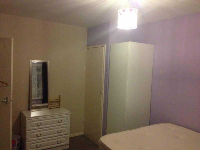 1 Double room to let in flat share.