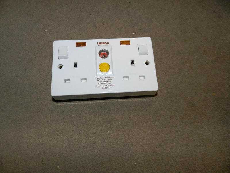 1 NEW RCD TWIN SWITCHED SOCKET