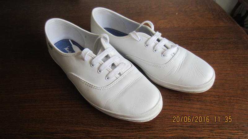 1 pair Keds shoes.