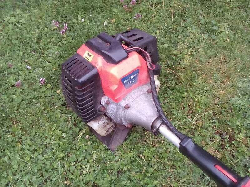 1 petrol   strimmer worldcraft very powerful with hedgerow cutter attachment price 80.00