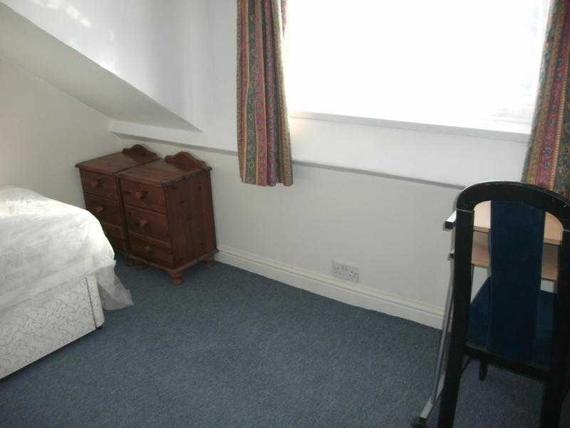 1 room  to rent drewry lane 70 pw including bills on uni bus route5 mins town close hospital