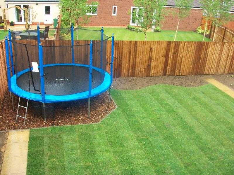 12ft Trampoline with enclosure and winter cover