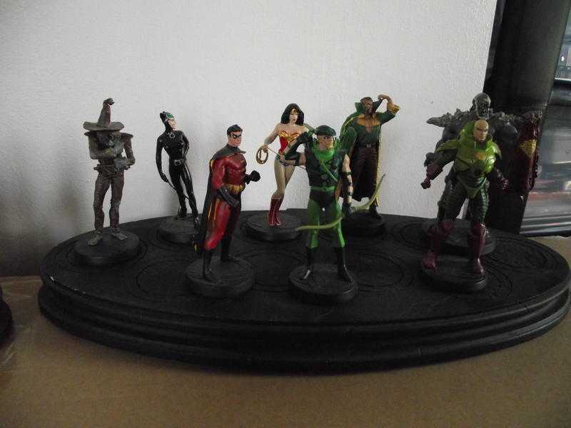 15 DC COMICS AND SUPER HERO FIGURINES