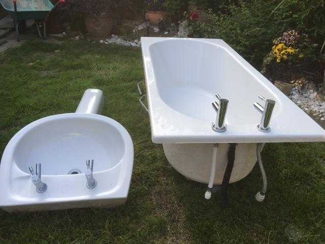 1500 x 700 Short white bath and pedestal sink