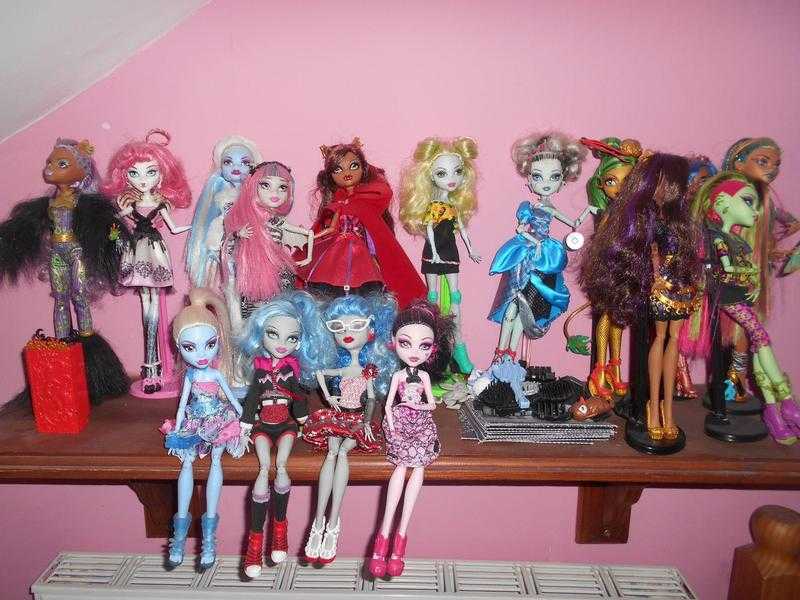 16 Original Monster High Dolls ( With Booklets, Stands And Accessorises )