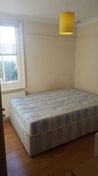 175  w - Single studio on Hammersmith Road close to Barons Court station