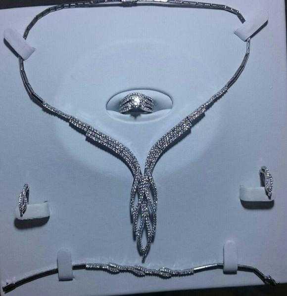 18ct White Gold Diamond Jewellery Set