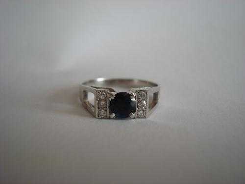 18k white gold ring with blue sapphire and diamonds (possible 1970s)