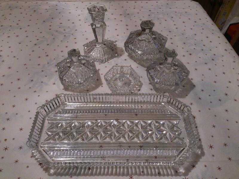 1920039s Vintage dressing table set