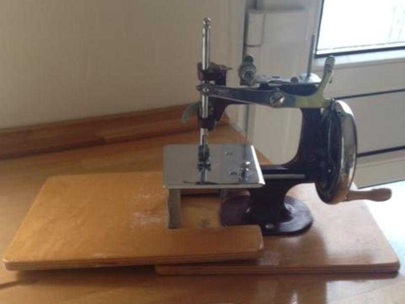 1940039s Essex Miniture Sewing Machine