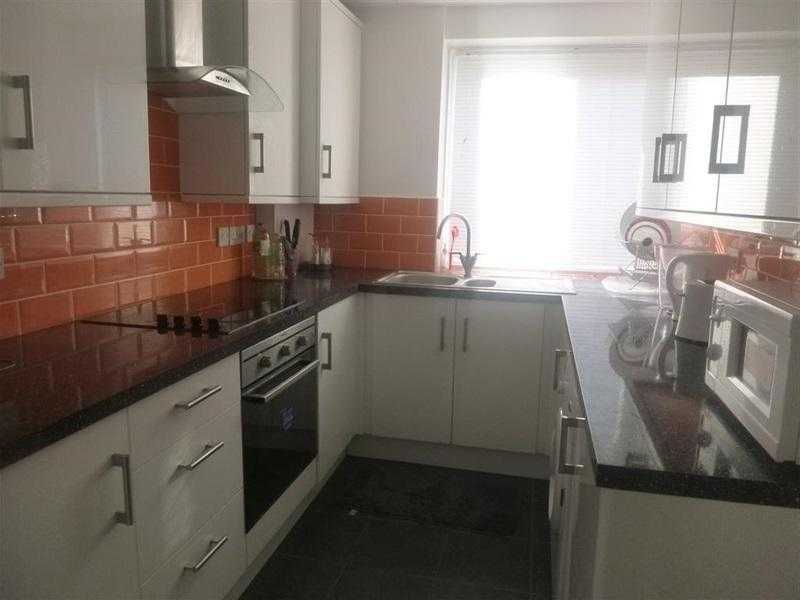 2 bed flat Queenstown Rd