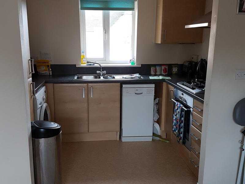 2 bed spacious maisonette to let 975 pcm. Suit professional couple with a child..