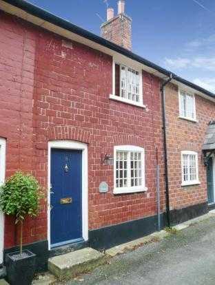 2 bedroom cottage in Nayland, close to Colchester with 30ft rear garden and open fire. Pets welcome