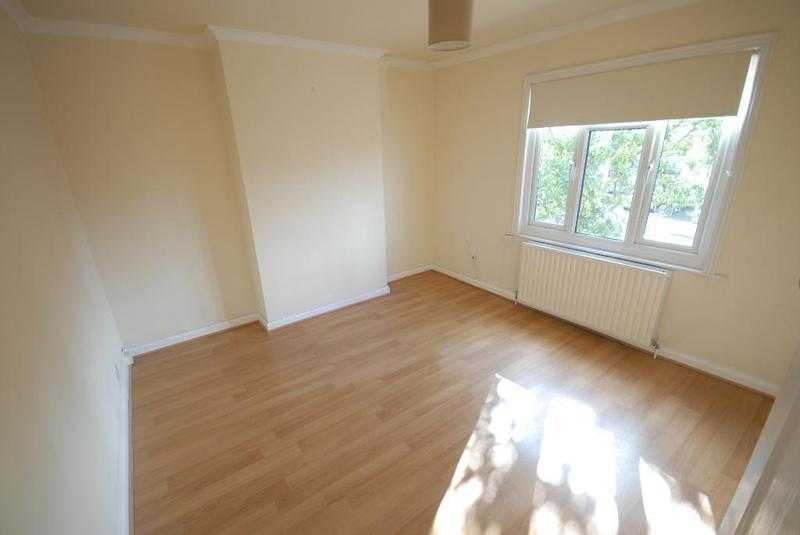 2 bedroom flat in Cheam Common Road