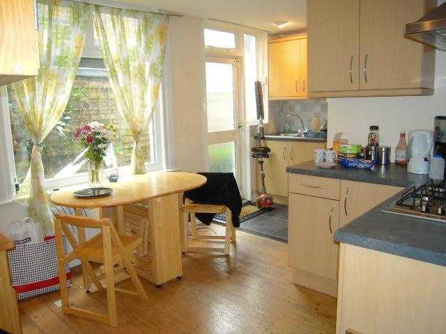 2 bedroom flat in College Road