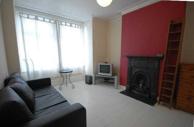 2 bedroom flat in Colliers Wood