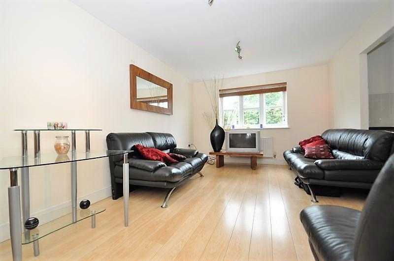 2 bedroom flat in Colliers Wood