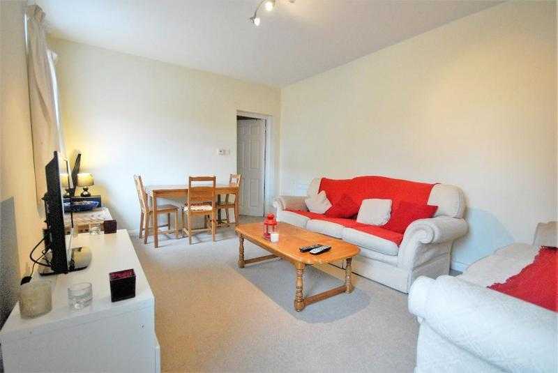 2 bedroom flat in Denison Road