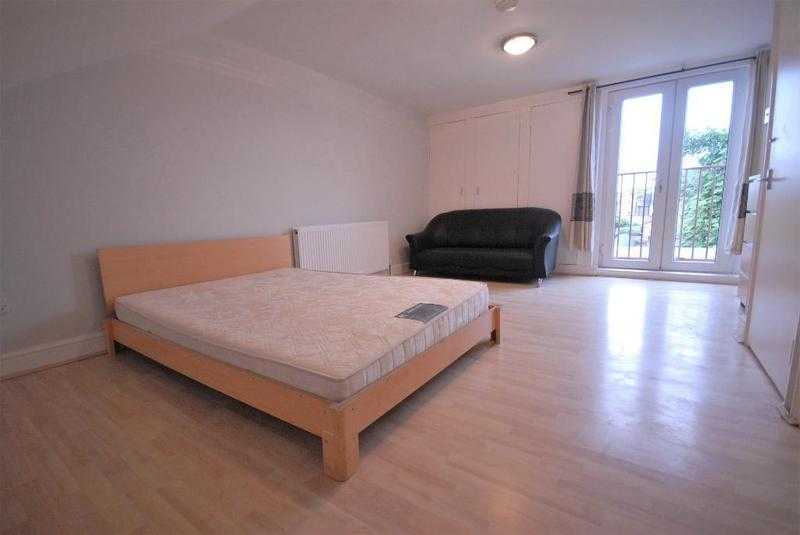 2 bedroom flat in Haydons Road