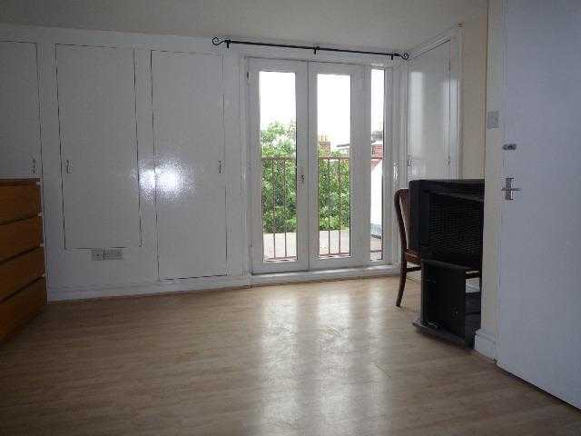 2 bedroom flat in Haydons Road