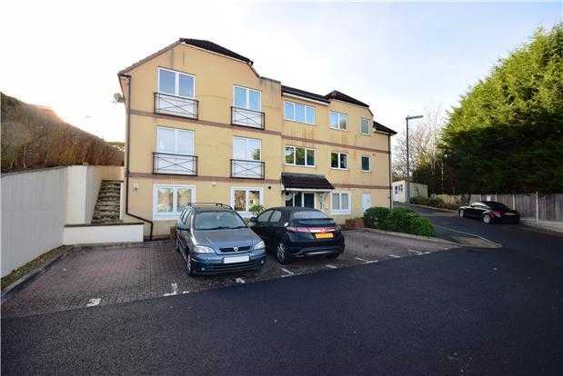 2 bedroom flat in Kingswood