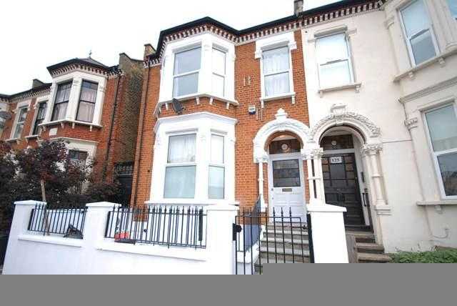 2 bedroom flat in Tooting Bec Road