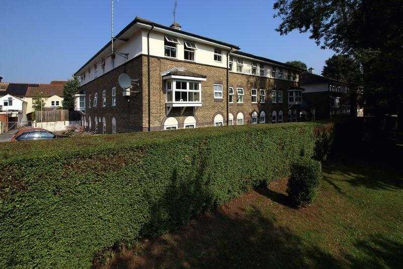 2 BEDROOM FLAT, UNIT FOR SALE ALDERSHOT, HAMPSHIRE.