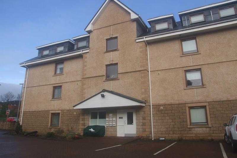 2 bedroom, ground floor flat with private parking in Central Hamilton