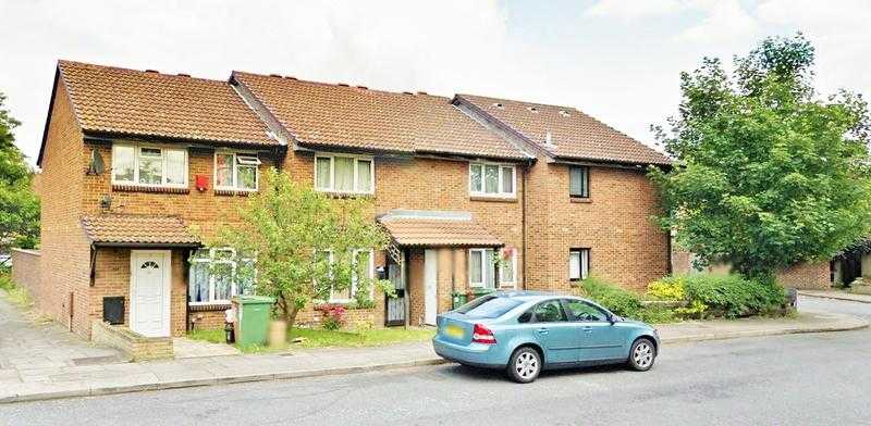 2 bedroom house to rent, Bernal Close, London, SE28, 20 minutes walk to Abbeywood Train Station