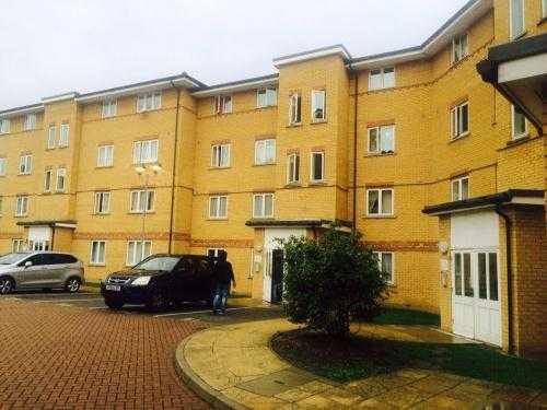 2 bedroom lovely first floor flat in Rushgrove Street, Woolwich, London, SE18