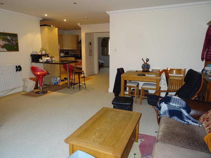 2 bedroom spacious apartment to rent in Purley close to all amenities with parking and patio garden