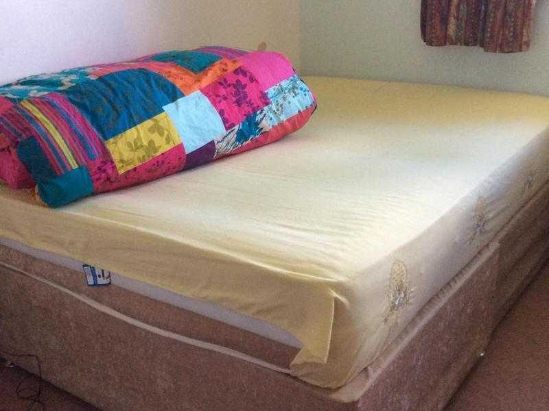 2 beds with mattress, duvet and pillows in great condition