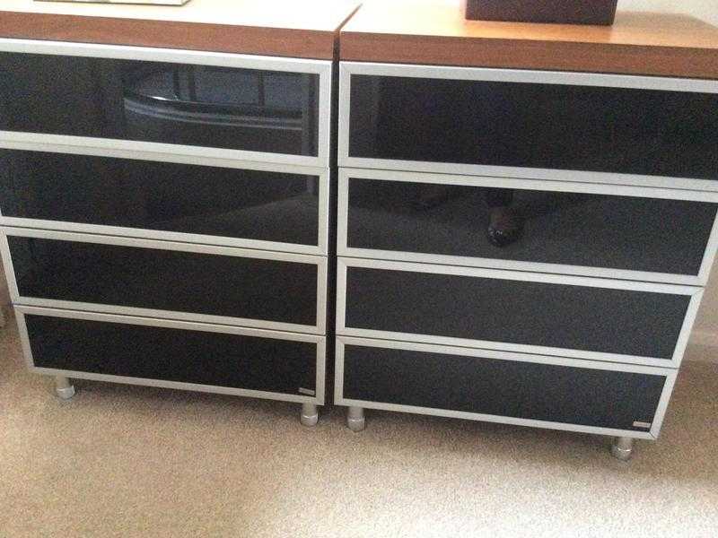 2 bedside table and 2 chests of draws