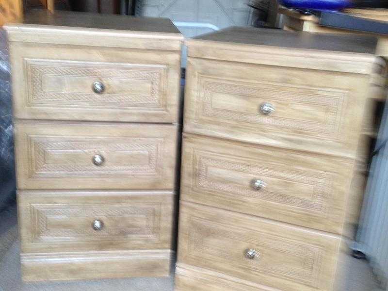 2 Chest of Drawers