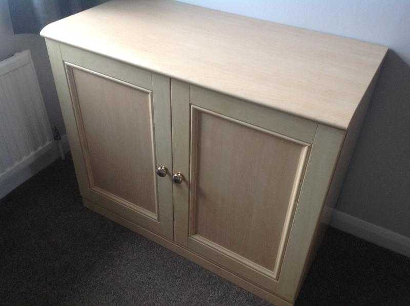 2 door cupboard in very good condition