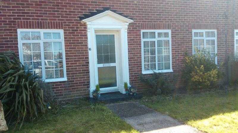 2 double bedroom flat with garage, front and back garden