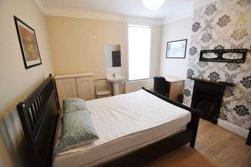 2 furnished rooms in friendly 6bed shared house near city centre and