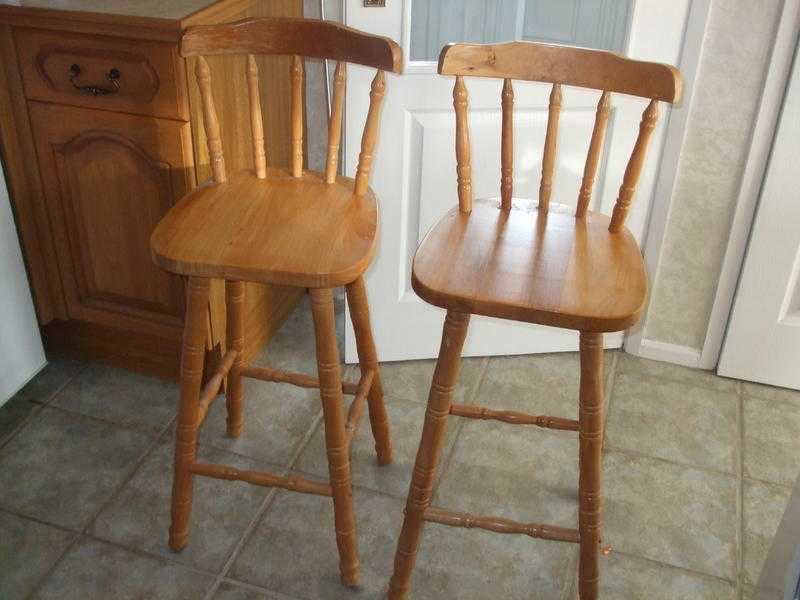 2 kitchen stools