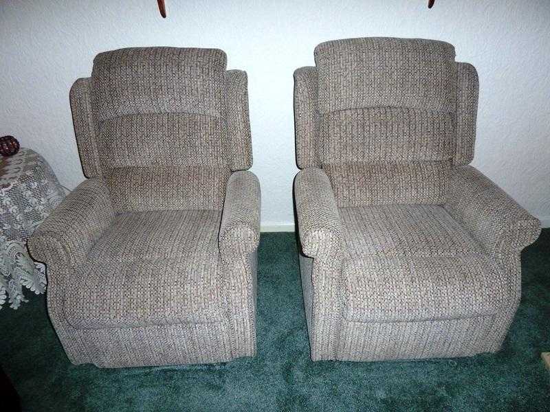 2 Luxury reclining chairs, as new.