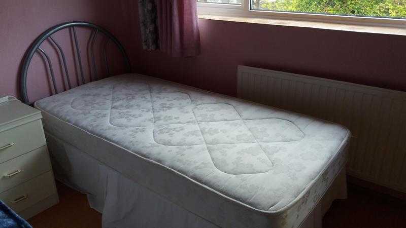 2 Matching Single Divan Beds