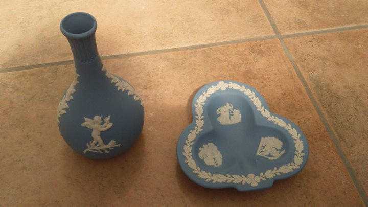 2 piece vintage wedgwood jasperware vase and ashtry