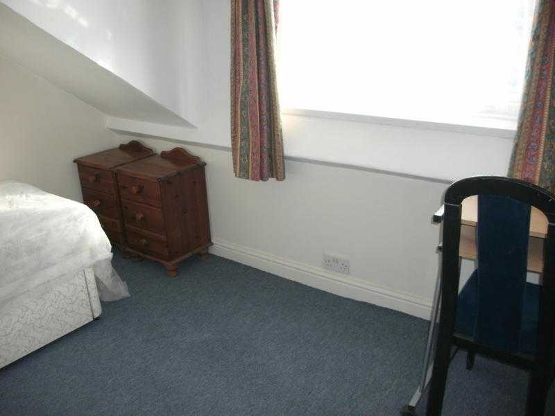 2 rooms  to rent drewry lane 60 pw including bills on uni bus route5 mins town close hospital