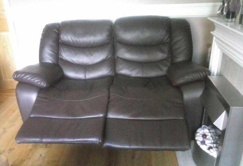 2 SEATER RECLINER SOFA IN BROWN LEATHER EFFECT