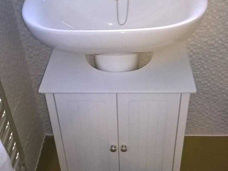 2 TAP HOLE BASIN AND PEDESTAL WITH CUPBOARD