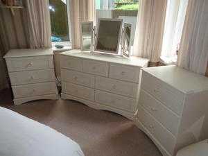 2 White Chests of Drawers