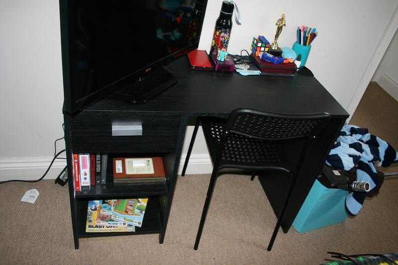 2 Workstations tables with chair